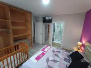 Habitación cuna baño rosa
