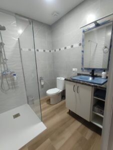 Baño azúl habitación triple